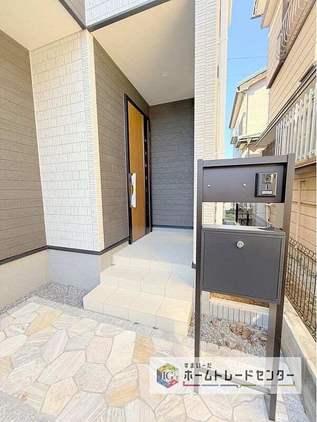 【玄関】駐車場横のアプローチを上がると、木目調の高級感のある玄関ドアがございます。玄関を開けると広々とした空間と収納も目の前に！玄関が広い家は入った瞬間から気持ちが良いです。ぜひご自身で確かめて見て下さい。