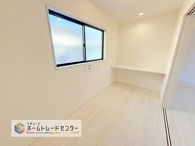 【リビング以外の居室】リビング隣接の洋室にコンセント、ダウンライト付きのカウンターを設置しました。キッチンから近い場所にあるので、家事をしながら様子を見ていられるのでお子様のお勉強スペースとしてもオススメです。