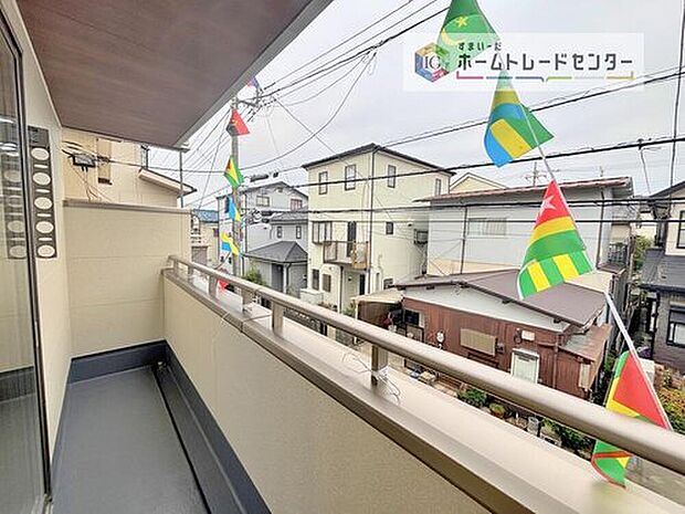 【バルコニー】南面に面したバルコニーはもちろん日当たり良好です。お洗濯物を干していただく際にも楽にできるように奥行きを広くお取りいたしました。明るく、暖かなゆとりあるスペースで快適に家事を行っていただけます。