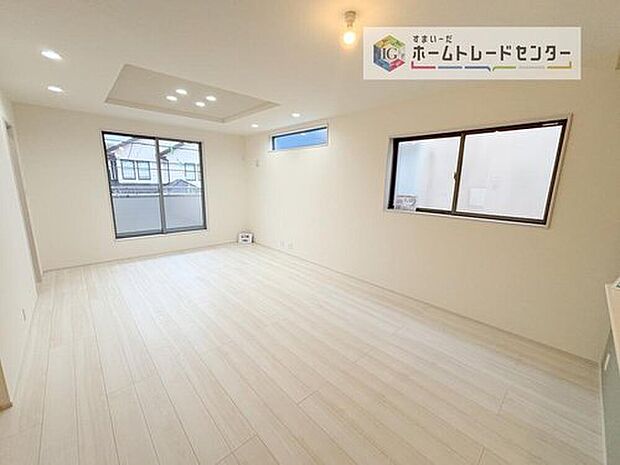 【リビング】リビングにはこだわって開口部を可能な限り多く設けました。日当たり、風通しを良くするのはもちろんですが、やはり人が集まる場所ですので、開放感が必要な場所だと思います。広々としたリビングをお楽しみください