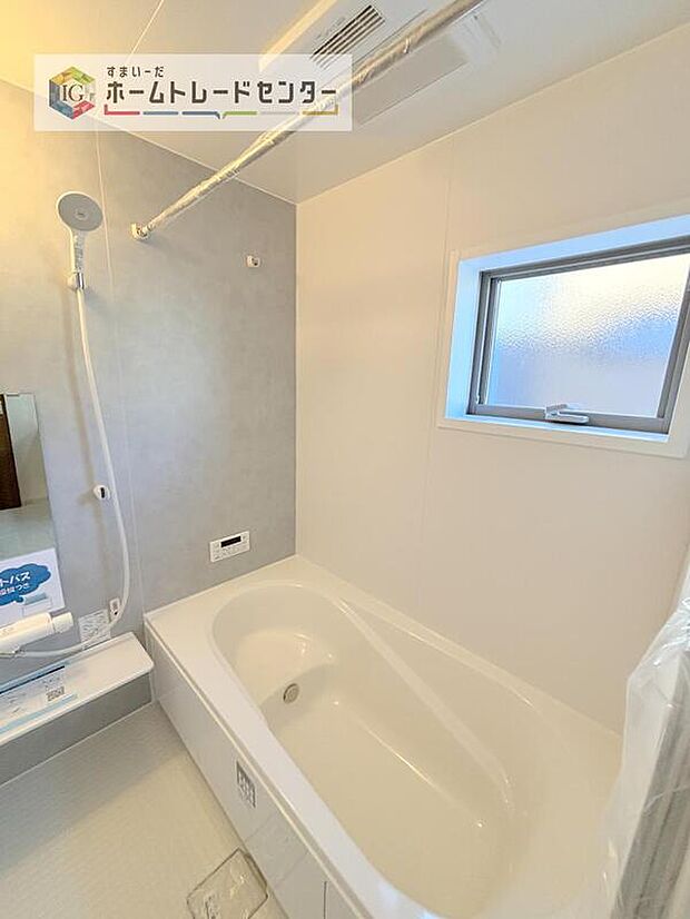 【浴室】一坪タイプのユニットバスは、足をしっかりと延ばして一日の疲れを癒すことが可能です。浴室暖房乾燥機も完備しておりますので、カビの心配が無いのはもちろん、雨の日のお洗濯物はお風呂で乾かせます。