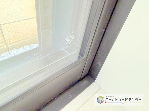 【【Low-e複層ガラス】】ペアガラスに挟まれた中空層のどちらか一方のガラス面にコーティングしたガラス。通常のペアガラスよりも断熱性に優れ、室内の居室などに採用。エアコンの費用を抑えています。

