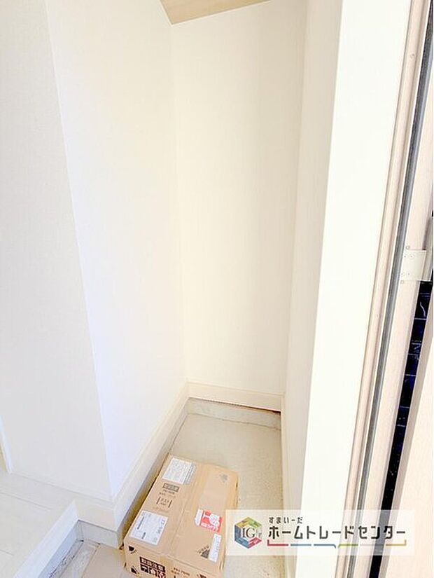 【【シューズインクローク】】ロングブーツやトレッキング靴もすっぽり収まる玄関収納。靴はもちろんベビーカーやお子さんの遊び道具なども置いていただけます。

