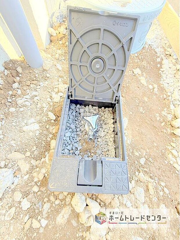 【【外水栓】】バーベキューなど、お庭でアウトドアを楽しむ方にとっては、外に水栓があれば家の中から水を運び出す手間が省けます。洗車の際にも便利です♪

