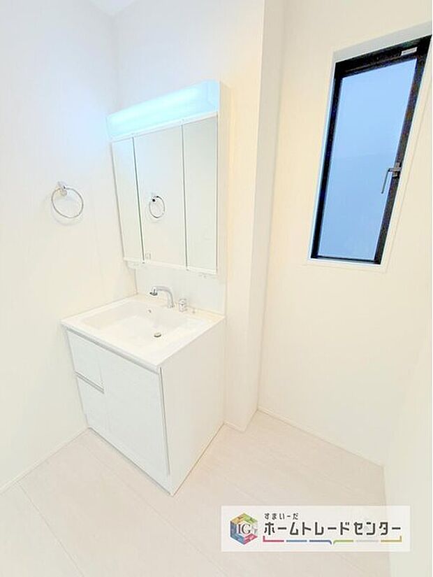 【【洗面所】】合わせ鏡が可能な3面鏡です。朝の忙しい時間でもの身だしなみのチェックもここだけで完結できます。もちろん鏡の後ろは充分な収納力を持った収納となっており、視界に入る部分はスッキリと片付きます。

