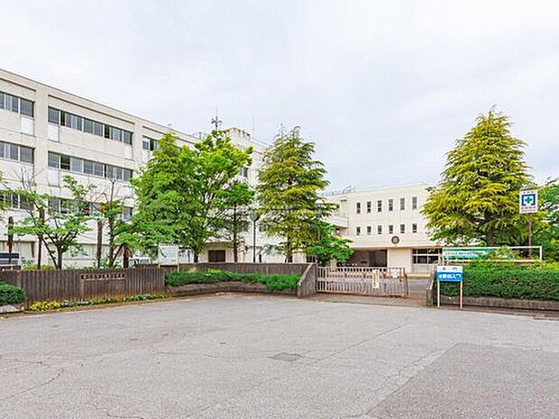 春日部市立葛飾中学校（約1,520m）