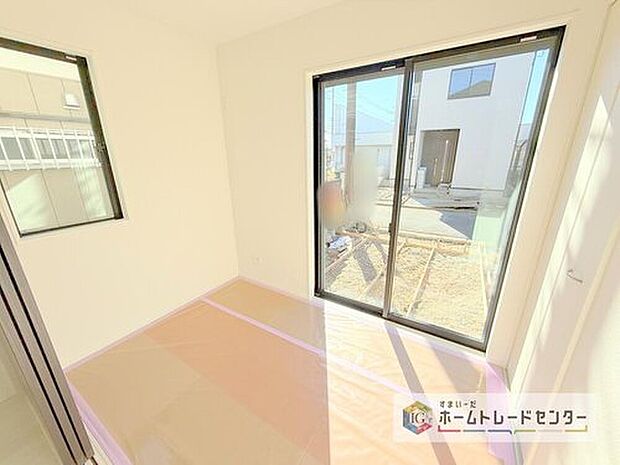 【和室】和室スペースです。最近和室を設けない戸建ても増えてまいりましたが、やっぱりあると落ち着きます。家の中に入った時にする畳の香りが個人的は大好きです。畳の上で気ままにゴロゴロするのも好きです。