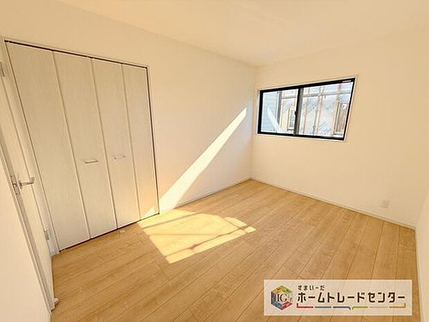 【リビング以外の居室】収納を完備している居室です。収納が豊富な住宅は居室空間がしっかりと使えるので暮らしやすさが断然に上がります。荷物を気にすることなく家具の配置をお好み通りにできるのも大きな魅力です。