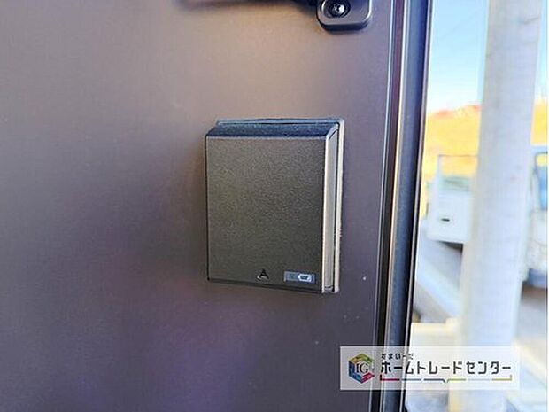 【【スマートキー】】たくさんお買い物をした時や、お子様を抱っこしながらでも簡単に開けられるのが便利。急いでいる時でも鍵を取り出さずに済みます。