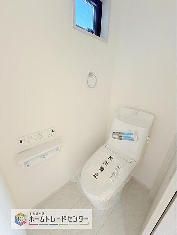 【【トイレ】】暖房機能の付いた便座は冬の寒い日にはあって良かったと本当に思います。もちろん快適で清潔なシャワー機能は標準で備えています。スペースも広くとっているので普段のお掃除もしやすいトイレスペースです。