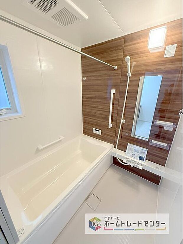 【浴室】一坪タイプのユニットバスは、足をしっかりと延ばして一日の疲れを癒すことが可能です。浴室暖房乾燥機も完備しておりますので、カビの心配が無いのはもちろん、雨の日のお洗濯物はお風呂で乾かせます。