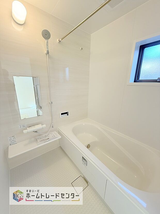 【【浴室】】一坪タイプのユニットバスは、足をしっかりと延ばして一日の疲れを癒すことが可能です。浴室暖房乾燥機も完備しておりますので、カビの心配が無いのはもちろん、雨の日のお洗濯物はお風呂で乾かせます。