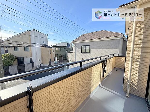 【バルコニー】バルコニーは2部屋以上からの出入りが可能となっております。同じ家族でも生活スタイルが異なる今の時代、昼間お休みになられている方がいても支障なくバルコニーを使えるために必要とされる要素かと思います。