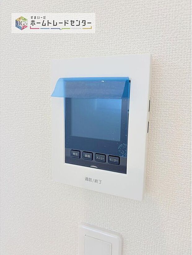 【【TVモニター付きインターホン】】録画機能もあり、どのような人が何時に来訪されたのかが分かります。防犯上はもちろん、お届け物などの把握にも便利です。ライトが付いているので、夜間でも安心です。