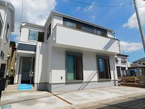 【その他】【類似外観同仕様】類似外観同仕様の物件になります。扉や窓の開口部の位置やデザインが異なります。建物のプレゼンテーションやモデルハウスのご案内も行っているので、お気軽にお問い合わせください。