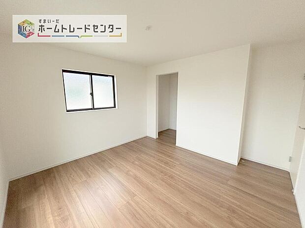 【リビング以外の居室】主寝室は8.8帖、お子様がまだ小さいご家庭なら２階のお部屋はここだけでいいかもしれません、もちろんウォークインクローゼットがついておりますので、荷物に悩まされることなく、好きに家具の配置ができます