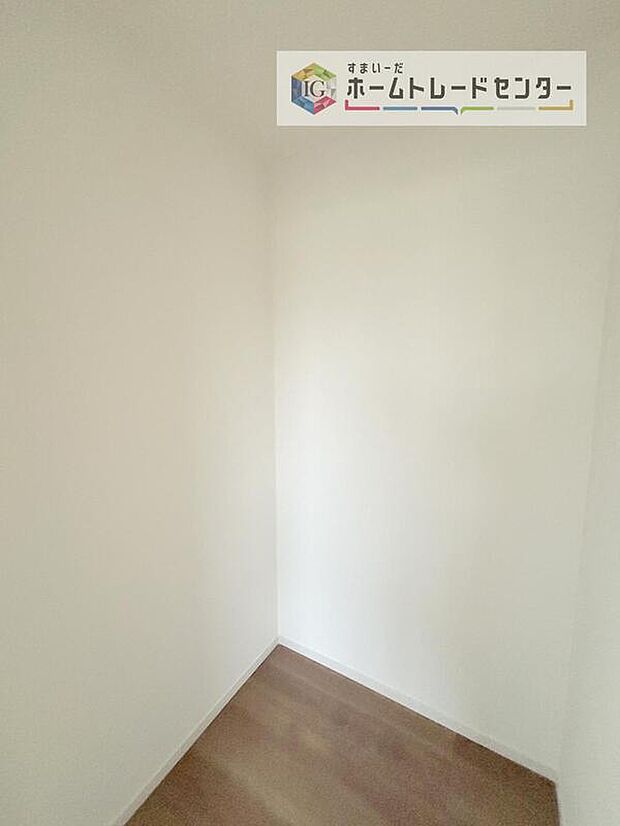 【収納】分かりにくくてすみません、ウォークインクローゼットです。各部屋に収納があるのはもちろんですが、同規模の収納をこの物件では2つ設けました。居室はスッキリとなり、空間を最大限有効利用していただけます。