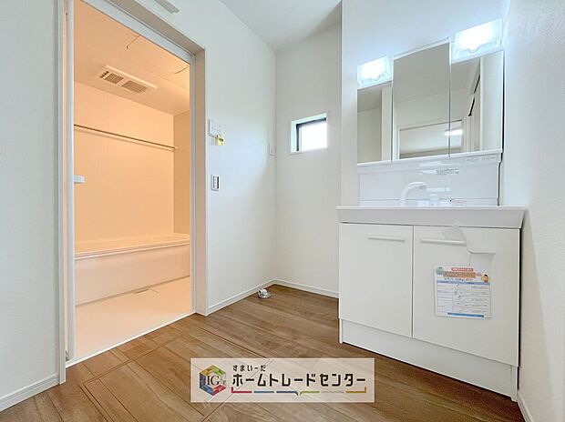 【【洗面台・洗面所】】合わせ鏡が可能な3面鏡です。朝の忙しい時間でもの身だしなみのチェックもここだけで完結できます。もちろん鏡の後ろは充分な収納力を持った収納となっており、視界に入る部分はスッキリと片付きます。