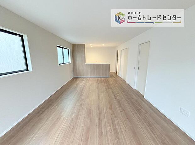 【リビング】縦長で奥行きのあるリビングは、家具の配置がしやすく使い勝手が非常に良いです。特にソファを配置した時にその便利さがお分かりいただけると思います。ゆったりと、くつろげる場所でなくてはならないと考えています