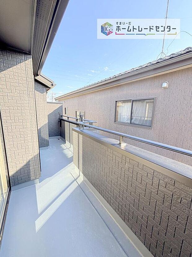 【バルコニー】南面に面したバルコニーはもちろん日当たり良好です。お洗濯物を干していただく際にも楽にできるように奥行きを広くお取りいたしました。明るく、暖かなゆとりあるスペースで快適に家事を行っていただけます。