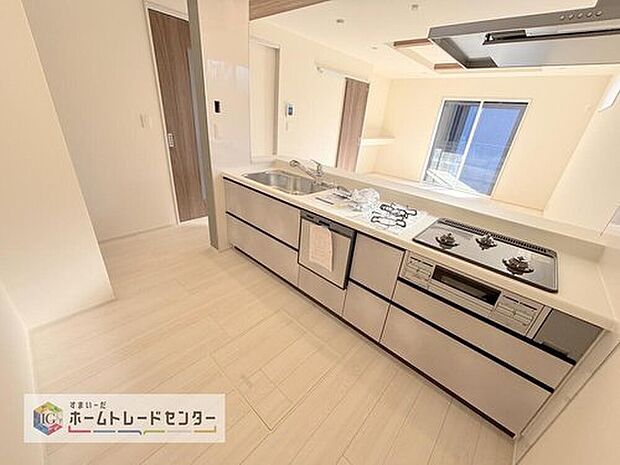 【【システムキッチン】】食洗機が標準装備でついています。家事は毎日の事、一日一日は少しの負担軽減でも、その少しを1年で考えれば大きな時間になります。自由に使えるお時間を増やしていただき、その分新居でおくつろぎ下さい。

