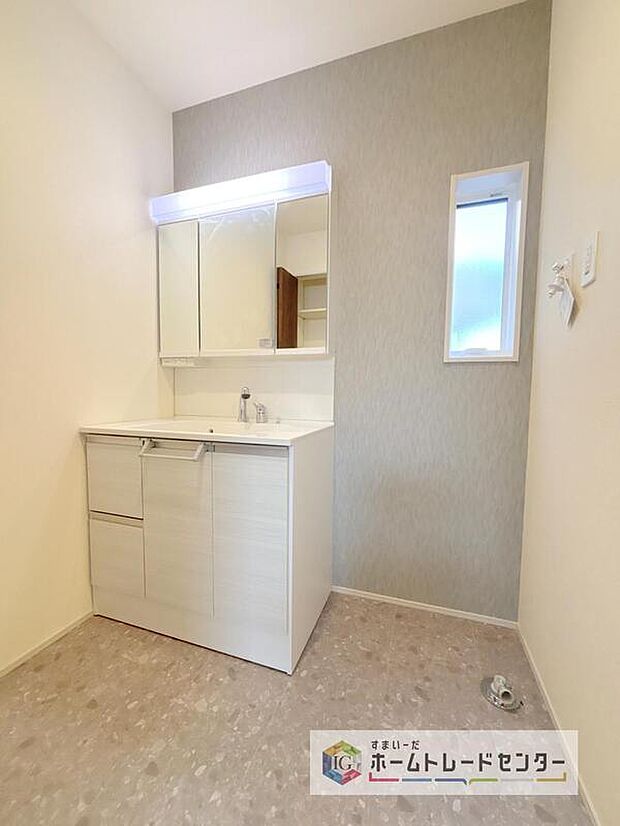 【洗面台・洗面所】合わせ鏡が可能な3面鏡です。朝の忙しい時間でもの身だしなみのチェックもここだけで完結できます。もちろん鏡の後ろは充分な収納力を持った収納となっており、視界に入る部分はスッキリと片付きます。