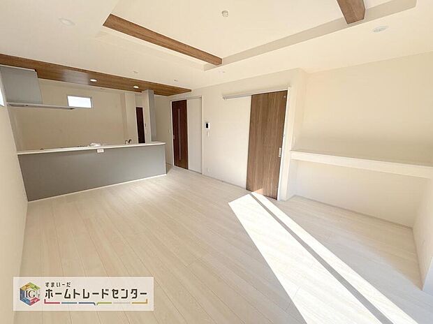 【リビング】対面キッチンの前にダイニングテーブルを置き、手前側がリビングスペースになるかと思います。広く奥行きがありますので、ダイニング、リビングの各スペースの役割をしっかり分けて確保していただけます。