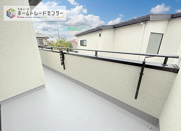 【バルコニー】南面に面したバルコニーはもちろん日当たり良好です。お洗濯物を干していただく際にも楽にできるように奥行きを広くお取りいたしました。明るく、暖かなゆとりあるスペースで快適に家事を行っていただけます。