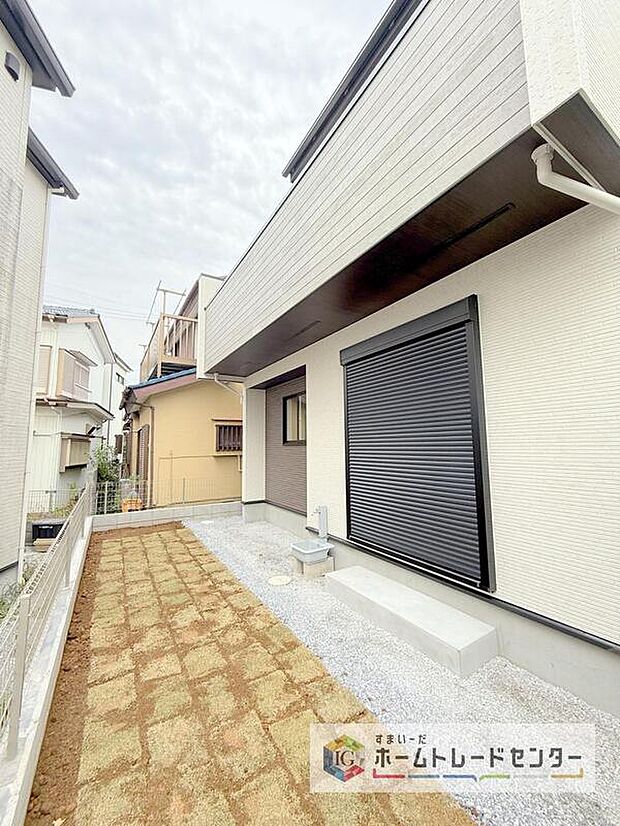 【庭】陽当たりの良いお庭では、お子様の遊び場や趣味のガーデニングなど、ライフスタイルに合わせていろいろとお楽しみ頂けそうです。