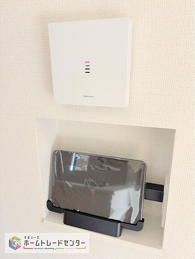 【TVモニター付きインターホン】録画機能もあり、どのような人が何時に来訪されたのかが分かります。防犯上はもちろん、お届け物などの把握にも便利です。ライトが付いているので、夜間でも安心です。