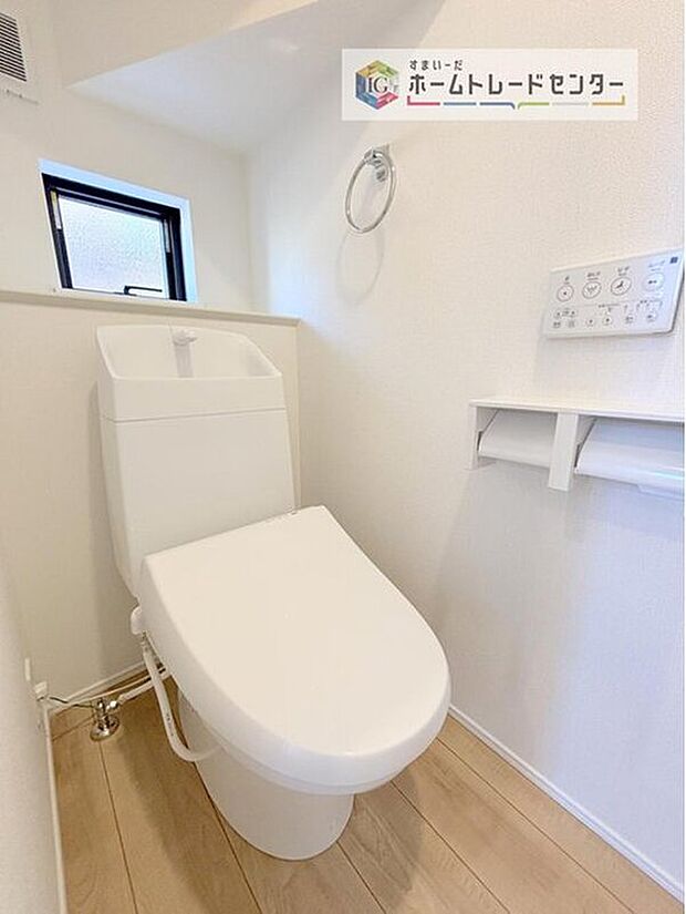 【トイレ】暖房機能の付いた便座は冬の寒い日にはあって良かったと本当に思います。もちろん快適で清潔なシャワー機能は標準で備えています。スペースも広くとっているので普段のお掃除もしやすいトイレスペースです。