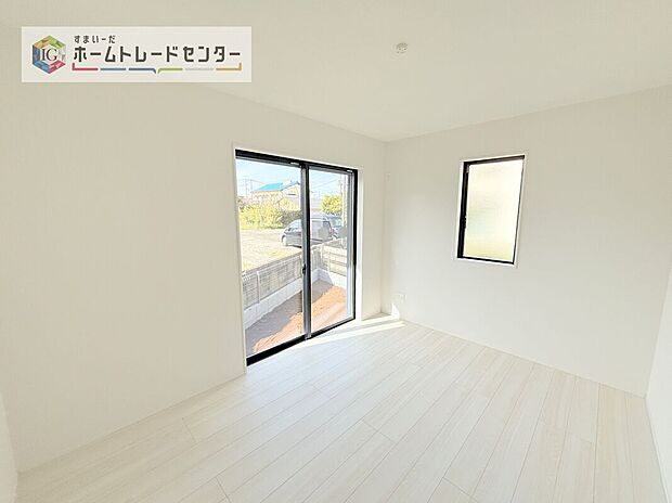 【洋室】全居室2面採光です。光を取り入れやすのはもちろんですが、建物全体の窓の数も増えておりますので、換気性能に優れた物件です。窓を開ければ家中を気持ちの良い風が通り抜けます。