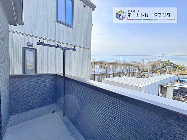 【バルコニー】お洗濯物を干したり、日光浴をしたり、色々なことにお使いいただくバルコニーは、外から見た際に建物の見た目にも大きな影響を与える要素の一つです。自慢の我が家としていただくために形にもこだわりました。