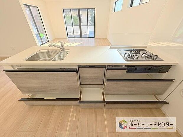 【【システムキッチン】】見栄えもよくお手入れもスムーズに出来ます。豊富な収納力もございますので、キッチンスペースをスッキリとお使い頂けそうです。