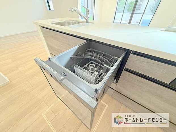 【【食器洗浄乾燥機】】忙しい奥様の味方、後片付けもラクラクなビルトイン食洗機付き。洗い終わった食器の水切りや乾燥としても便利です。

