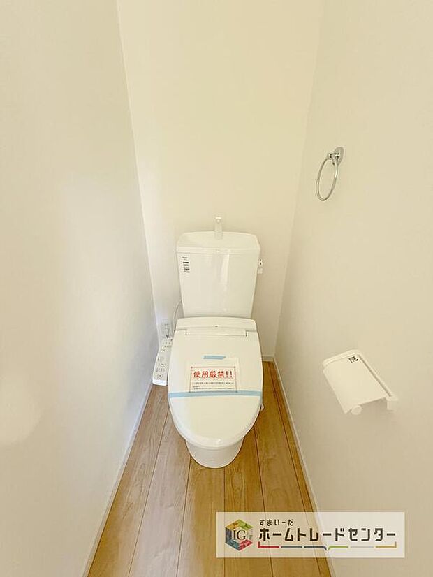 【【トイレ】】暖房機能の付いた便座は冬の寒い日にはあって良かったと本当に思います。もちろん快適で清潔なシャワー機能は標準で備えています。スペースも広くとっているので普段のお掃除もしやすいトイレスペースです。