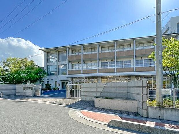 春日部市立東中学校（約2,200m）