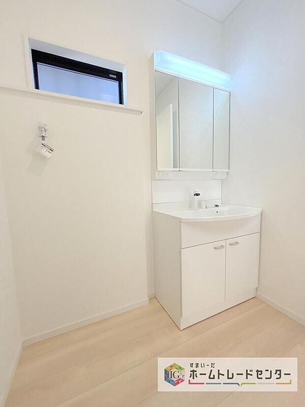 【【洗面台・洗面所】】合わせ鏡が可能な3面鏡です。朝の忙しい時間でもの身だしなみのチェックもここだけで完結できます。もちろん鏡の後ろは充分な収納力を持った収納となっており、視界に入る部分はスッキリと片付きます。