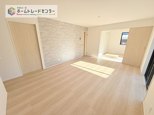 【リビング】縦長で奥行きのあるリビングは、家具の配置がしやすく使い勝手が非常に良いです。特にソファを配置した時にその便利さがお分かりいただけると思います。ゆったりと、くつろげる場所でなくてはならないと考えています