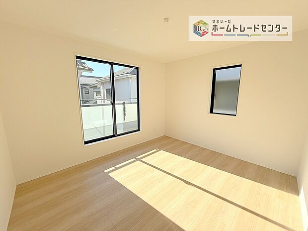 【洋室】2面採光の洋室です。窓からの眺望もよくなり視界が広いので、部屋にいても飽きません、そしてもちろん大切なのは明るさと風通し、明るい日差しと心地よい風で自分のお部屋でくつろげる贅沢をご提供します。