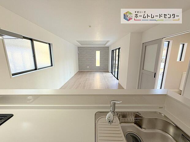 【キッチン】キッチンからリビングの視界です。家事をしていてもしっかりご家族とコミュニケーションをお取りいただけます。お片付けの当番になった方もこれでしっかりと話題の中に入っていけます。