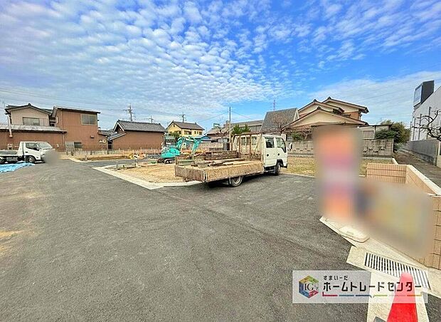 【【前面道路含む現地写真】】どのような建物が建つか、間取りの広さはどうかなど、気になる点は丁寧にご説明いたします。資料請求やご案内は即日対応いたします。土日や平日、お仕事終わりの時間など、ご都合に合わせてご案内いたします。