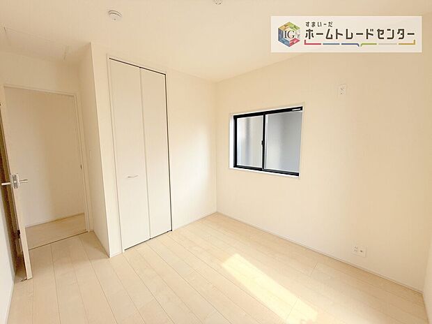 【洋室】各居室に収納を完備しております。収納が豊富な住宅は居室空間がしっかりと使えるので暮らしやすさが断然に上がります。荷物をを気にすることなく家具の配置をお好み通りにできるのも大きな魅力です。