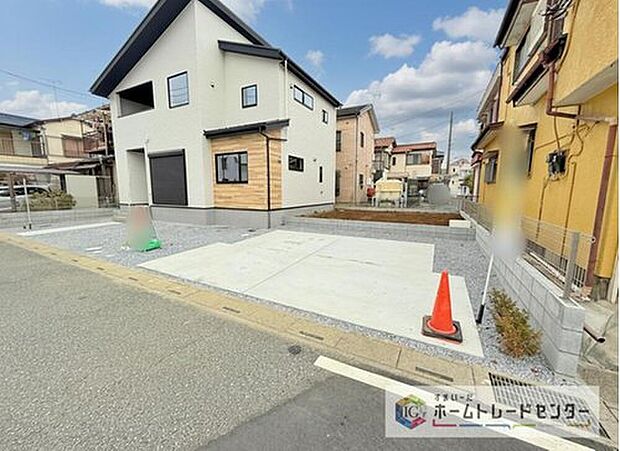 【【カースペース2台】】カースペースが2台分ございますので、家族分の自転車を駐輪したり、急な来客用の駐車スペースとしてもお使いいただけます。