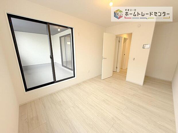 【【リビング以外の居室】】主寝室は7.1帖、お子様がまだ小さいご家庭なら２階のお部屋はここだけでいいかもしれません、もちろんウォークインクローゼットがついておりますので、荷物に悩まされることなく、好きに家具の配置ができます