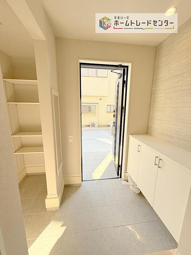 【シューズインクローク】見えにくいですが、玄関入ってすぐにはシューズinクロークがございます。ベビーカーや外で遊ぶおもちゃ、趣味で使う大きな荷物を置いたりと多彩な用途にご利用いただけます。玄関自体の開放感にもつながっています