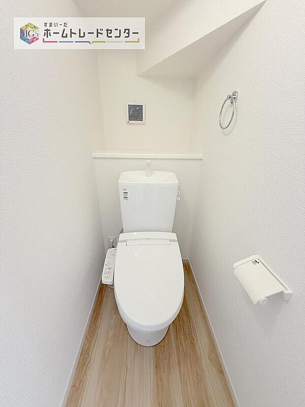 【【トイレ】】暖房機能の付いた便座は冬の寒い日にはあって良かったと本当に思います。もちろん快適で清潔なシャワー機能は標準で備えています。スペースも広くとっているので普段のお掃除もしやすいトイレスペースです。