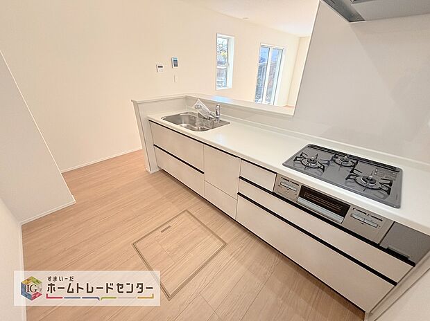 【キッチン】キッチンスペースは家族で作業が出来るよう広めにとりました。みんなで楽しくお料理をすれば、より美味しい食事が創れそうです。そしてお料理好きなお子様が育つかも、もちろん片付けもみんなでできます。