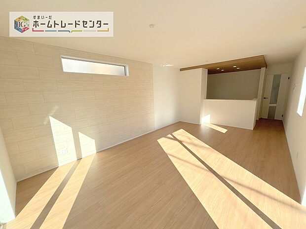 【リビング】日当たりもよく、広々としたリビングです。ゆったりとした家族の時間をお過ごしいただけます。休日はご家族そろって、またはお友達を誘って、明るいリビングで楽しい時間をお過ごしください。