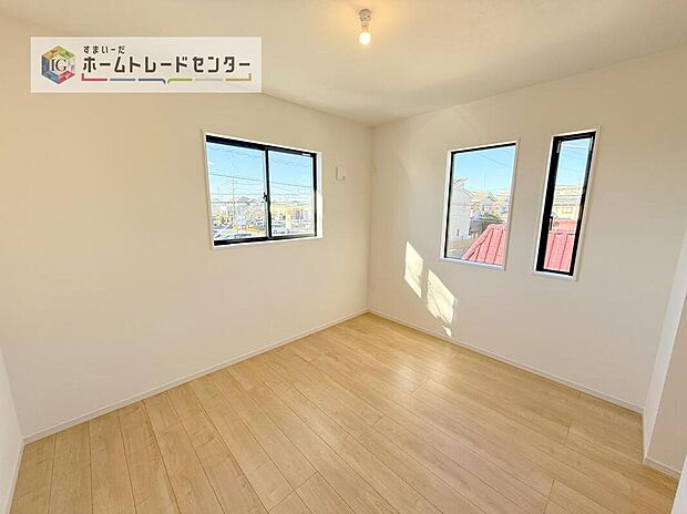 【リビング以外の居室】日当りの良さは写真でも充分に伝わるかと思いますが、開放感のある周囲にめぐまれたおかげで、風通しもとても良くなっております。ぜひ現地を見ていただき体感していただきたいポイントです。